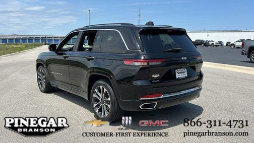 Diamond Black Crystal Pearlcoat 2022 Jeep Grand Cherokee Overland