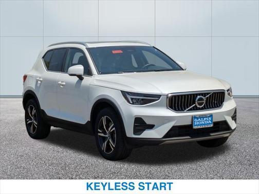 2025 Volvo XC40 B5 Core Bright Theme