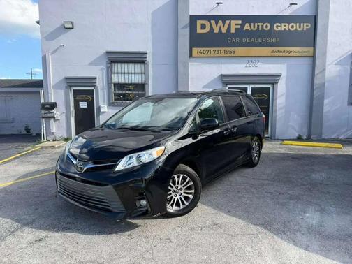 Midnight Black Metallic 2018 Toyota Sienna XLE