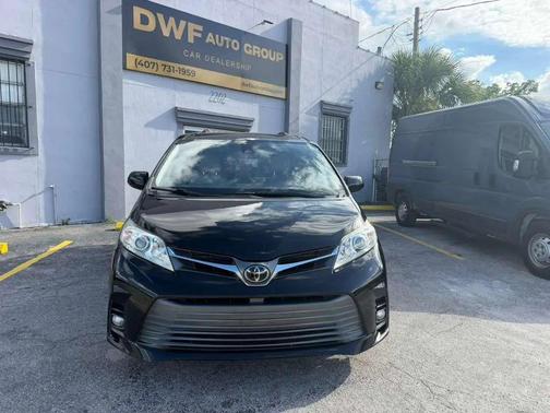 Midnight Black Metallic 2018 Toyota Sienna XLE