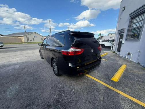 Midnight Black Metallic 2018 Toyota Sienna XLE