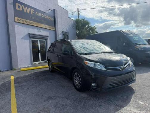 Midnight Black Metallic 2018 Toyota Sienna XLE