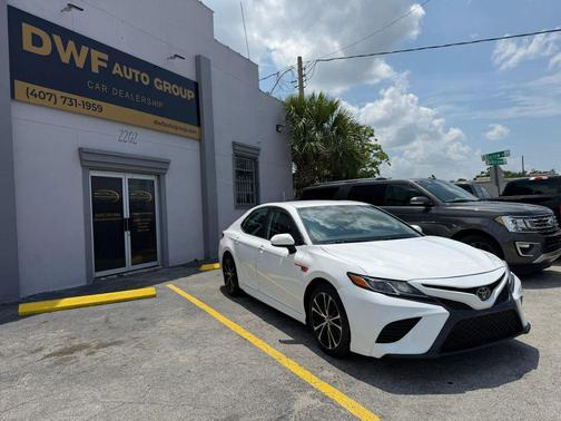 Super White 2020 Toyota Camry SE