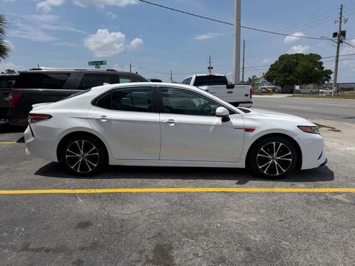 Super White 2020 Toyota Camry SE