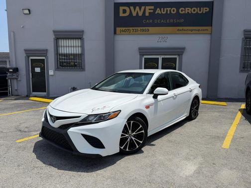 Super White 2020 Toyota Camry SE