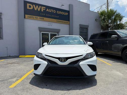 Super White 2020 Toyota Camry SE