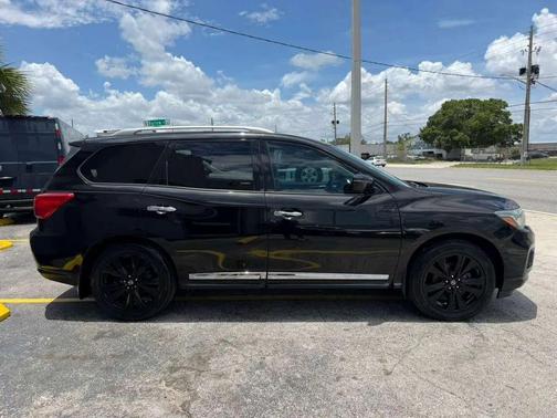 Magnetic Black Metallic 2017 Nissan Pathfinder Platinum