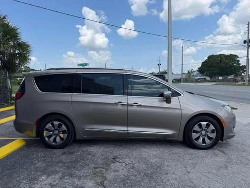 Molten Silver 2018 Chrysler Pacifica Hybrid Limited