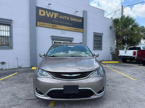 Molten Silver 2018 Chrysler Pacifica Hybrid Limited