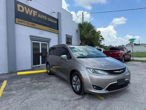 Molten Silver 2018 Chrysler Pacifica Hybrid Limited