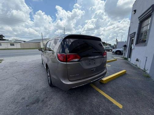 Molten Silver 2018 Chrysler Pacifica Hybrid Limited