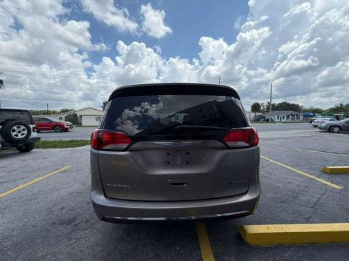 Molten Silver 2018 Chrysler Pacifica Hybrid Limited