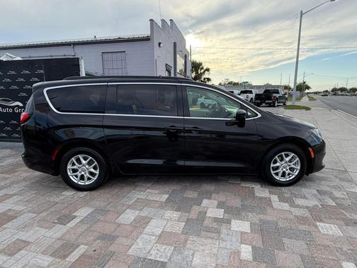 2020 Chrysler Voyager LXI