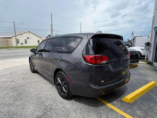Granite Crystal Metallic Clearcoat 2018 Chrysler Pacifica Touring Plus