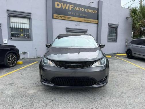 Granite Crystal Metallic Clearcoat 2018 Chrysler Pacifica Touring Plus