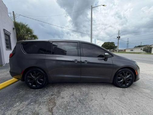 Granite Crystal Metallic Clearcoat 2018 Chrysler Pacifica Touring Plus
