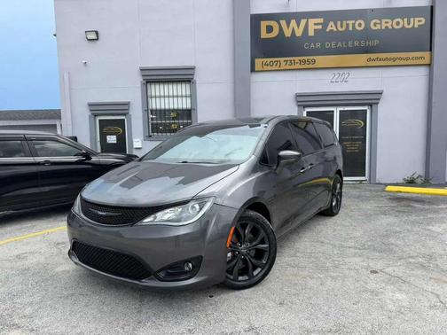 Granite Crystal Metallic Clearcoat 2018 Chrysler Pacifica Touring Plus