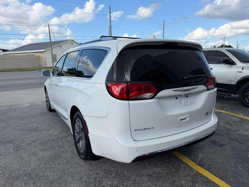 Bright White Clearcoat 2019 Chrysler Pacifica Hybrid Limited