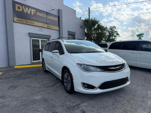 Bright White Clearcoat 2019 Chrysler Pacifica Hybrid Limited