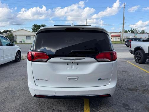 Bright White Clearcoat 2019 Chrysler Pacifica Hybrid Limited