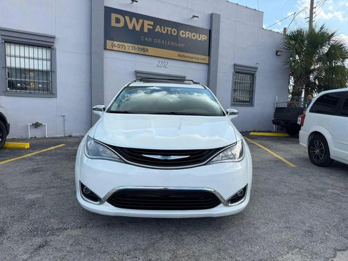 Bright White Clearcoat 2019 Chrysler Pacifica Hybrid Limited