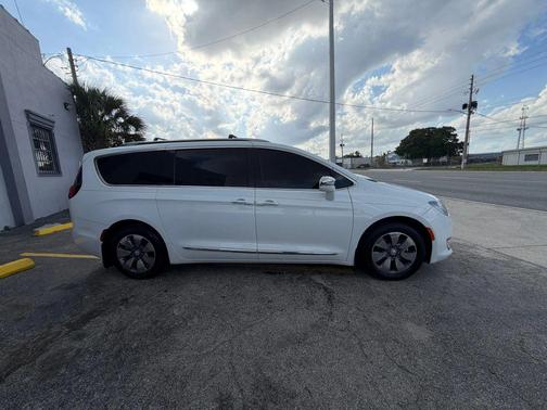 Bright White Clearcoat 2019 Chrysler Pacifica Hybrid Limited