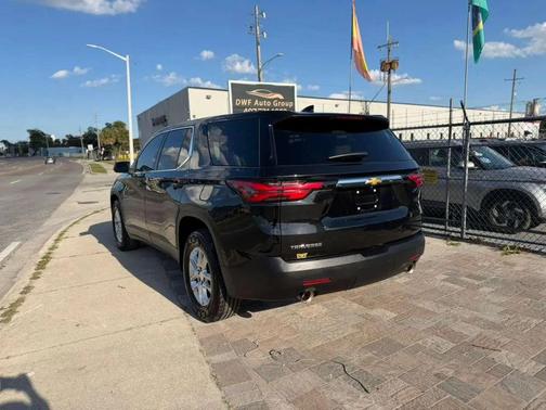 Mosaic Black Metallic 2023 Chevrolet Traverse LS