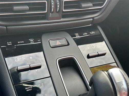 2022 Porsche Macan Base