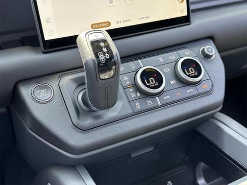 2025 Land Rover Defender 130 P400 X-Dynamic SE