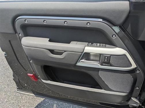 2023 Land Rover Defender 90 SE