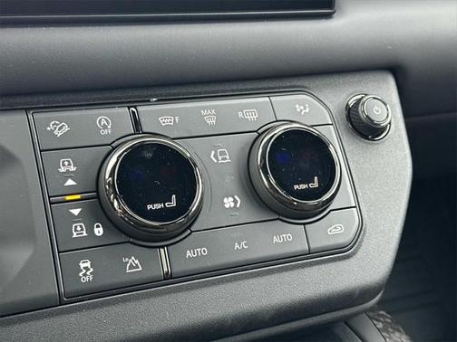 2025 Land Rover Defender 110 V8