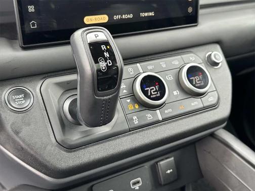 2024 Land Rover Defender 130 P400 X-Dynamic SE