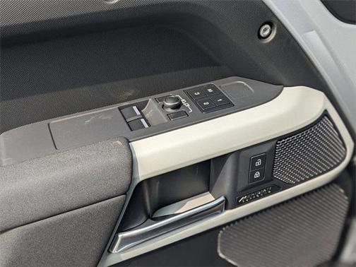 2023 Land Rover Defender 90 SE