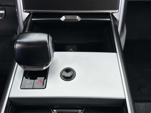 2025 Land Rover Range Rover P615 SV