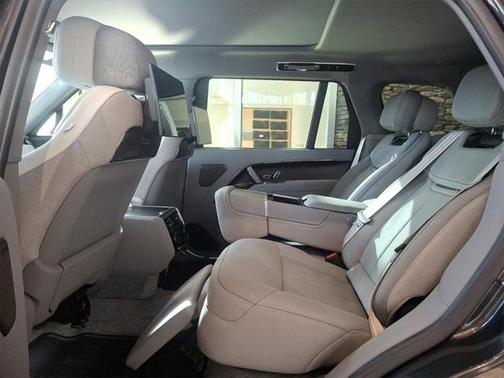 2025 Land Rover Range Rover P615 SV