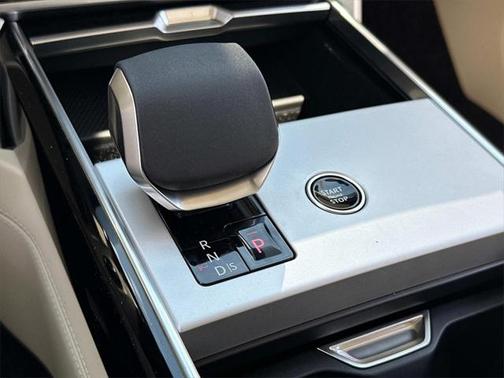 2025 Land Rover Range Rover P400 SE