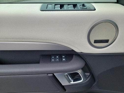 2024 Land Rover Discovery P300 Dynamic SE