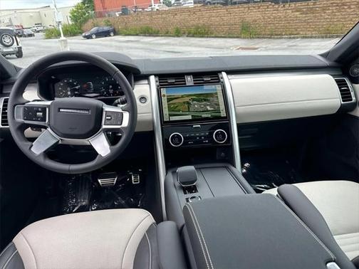 2024 Land Rover Discovery P300 Dynamic SE