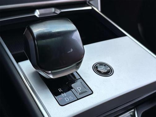 2025 Land Rover Range Rover P615 SV