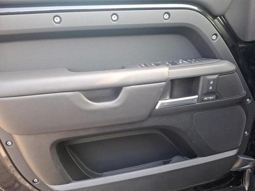 2025 Land Rover Defender 110 P400 X-Dynamic SE
