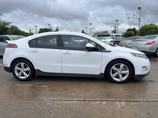 White 2015 Chevrolet Volt Base