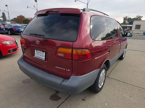 1999 Toyota Sienna LE