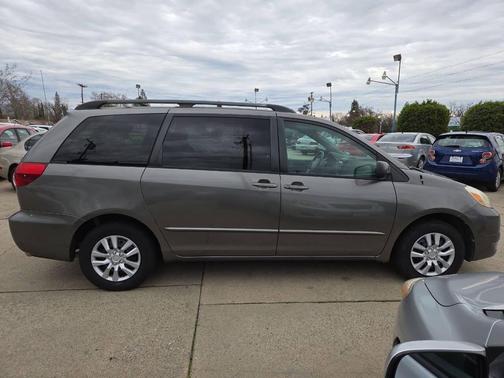 2005 Toyota Sienna LE