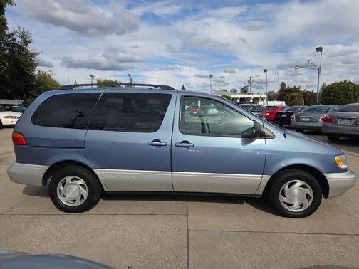 2000 Toyota Sienna XLE
