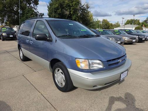2000 Toyota Sienna XLE
