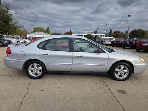 2005 Ford Taurus SE