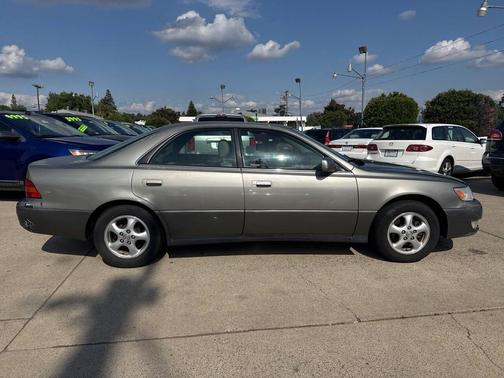 Brown 1998 Lexus ES 300 Base
