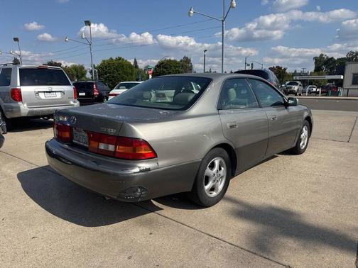 Brown 1998 Lexus ES 300 Base
