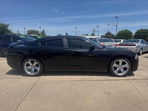 Pitch Black 2013 Dodge Charger SE