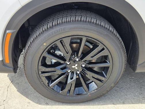 Diamond White 2026 Mitsubishi Eclipse Cross LE